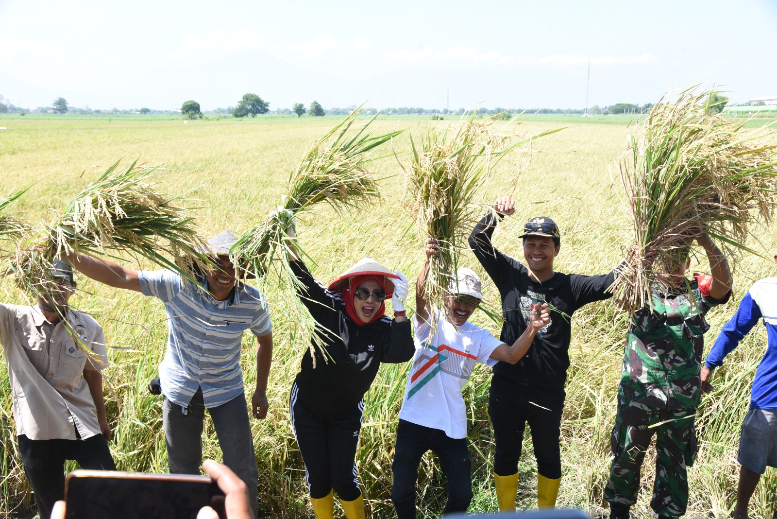 Bantuan Benih dan Pupuk untuk Petani dan Pembudidaya Ikan